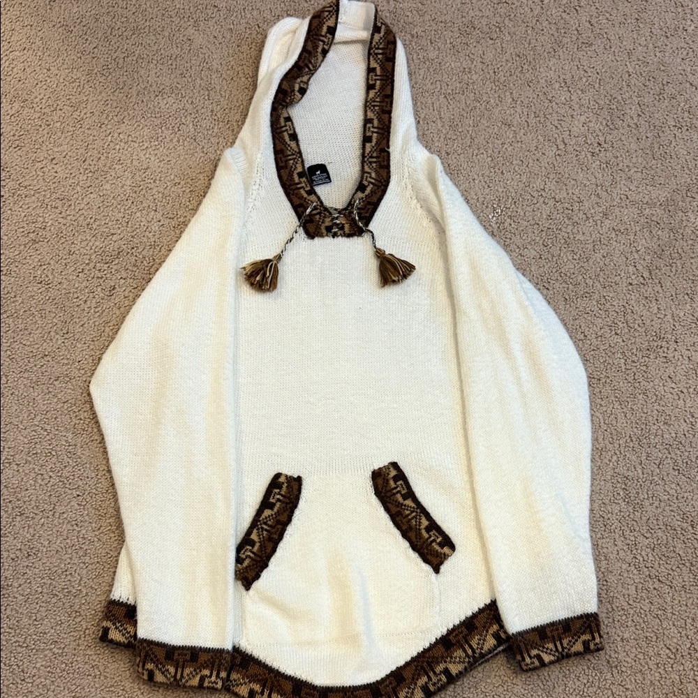 Alpaca sweater

White Hooded Sweater with Brown Accents